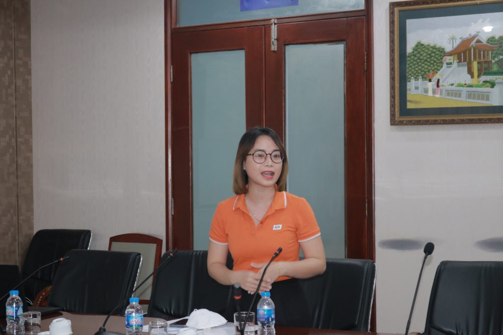 Bà Lê Bích Ngọc trao đổi về các nội dung hợp tác hỗ trợ sinh viên và tuyển dụng nhân sự