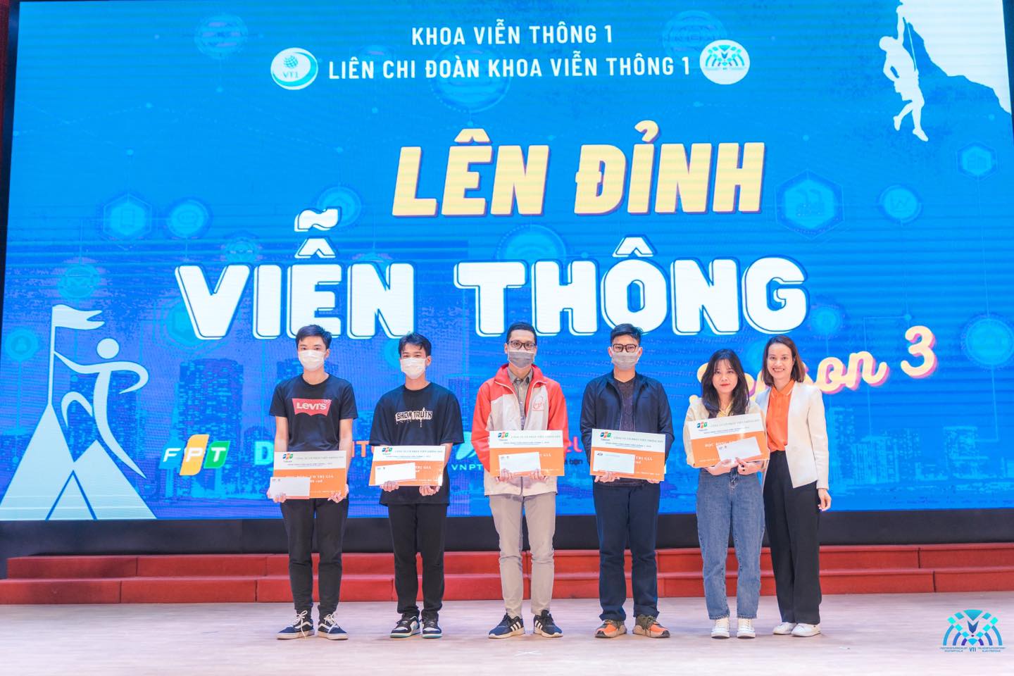 Len dinh Vien thong 2022 10