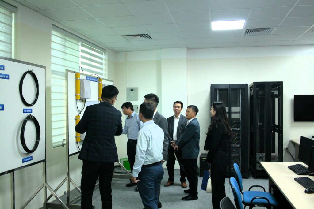 Đoàn công tác của Tập đoàn ZTE tham quan phòng Lab Viễn thông FPT