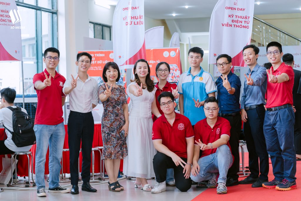 Các cán bộ, giảng viên chụp ảnh cùng các bạn học sinh, sinh viên tham gia OPEN DAY PTIT 2024 (Nguồn: Sổ Media)