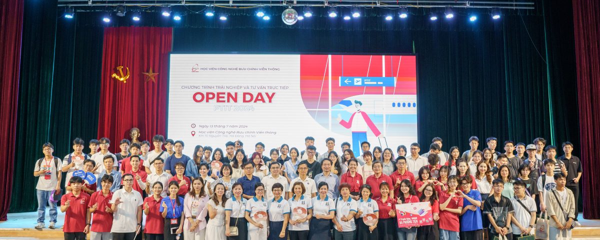 Hình ảnh lưu niệm của các thầy cô và sinh viên PTIT với các bạn học sinh trong ngày hội Open Day PTIT 2024.