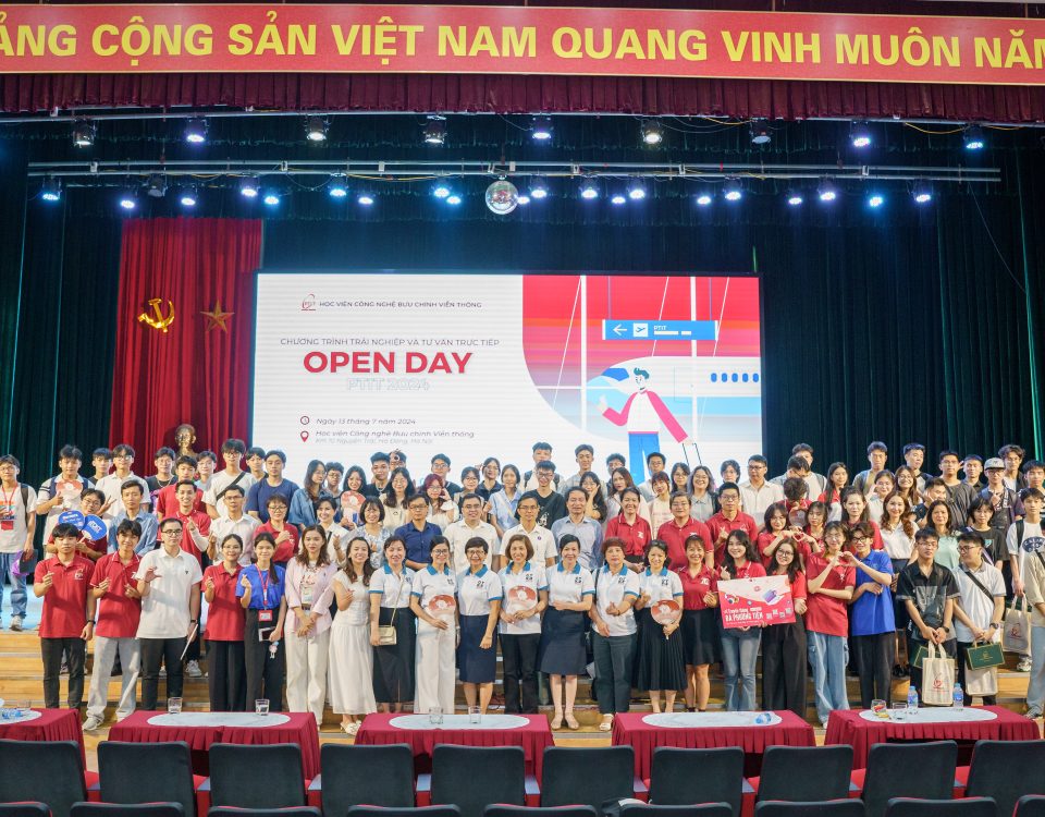 Hình ảnh lưu niệm của các thầy cô và sinh viên PTIT với các bạn học sinh trong ngày hội Open Day PTIT 2024.