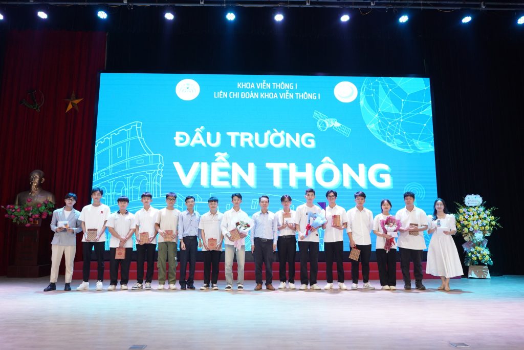 PGS.TS. Nguyễn Tiến Ban, Trưởng khoa Khoa Viễn thông 1, và TS. Nguyễn Chiến Trinh, Phó Trưởng khoa Khoa Viễn thông 1, trao giải thưởng cho các đội chơi của chương trình Đấu trường Viễn thông.