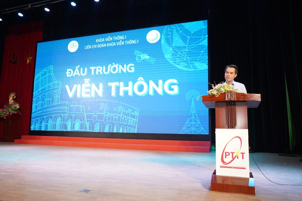 PGS.TS. Nguyễn Tiến Ban, Trưởng khoa Khoa Viễn thông 1, phát biểu chào mừng tân sinh viên năm 2024