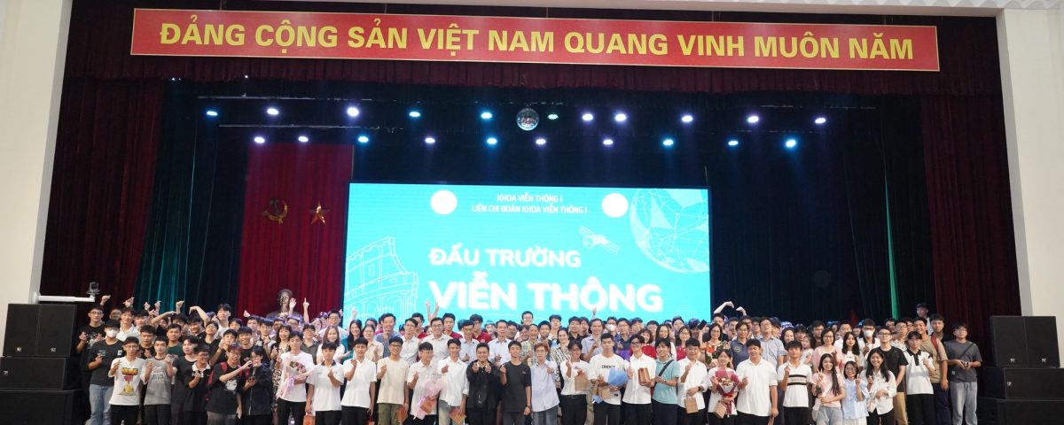 Các giảng viên Khoa Viễn thông 1 chụp ảnh lưu niệm cùng sinh viên tham gia buổi lễ Chào tân sinh viên Khoa Viễn thông 1 năm 2024