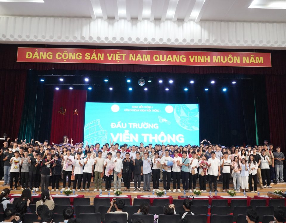 Các giảng viên Khoa Viễn thông 1 chụp ảnh lưu niệm cùng sinh viên tham gia buổi lễ Chào tân sinh viên Khoa Viễn thông 1 năm 2024