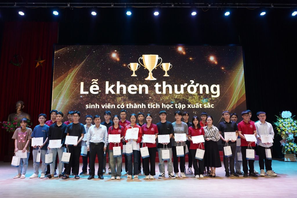 Trao học bổng từ Trung tâm Đào tạo Bưu chính Viễn thông 1 và Học viện BKACAD cho sinh viên có thành tích học tập xuất sắc.