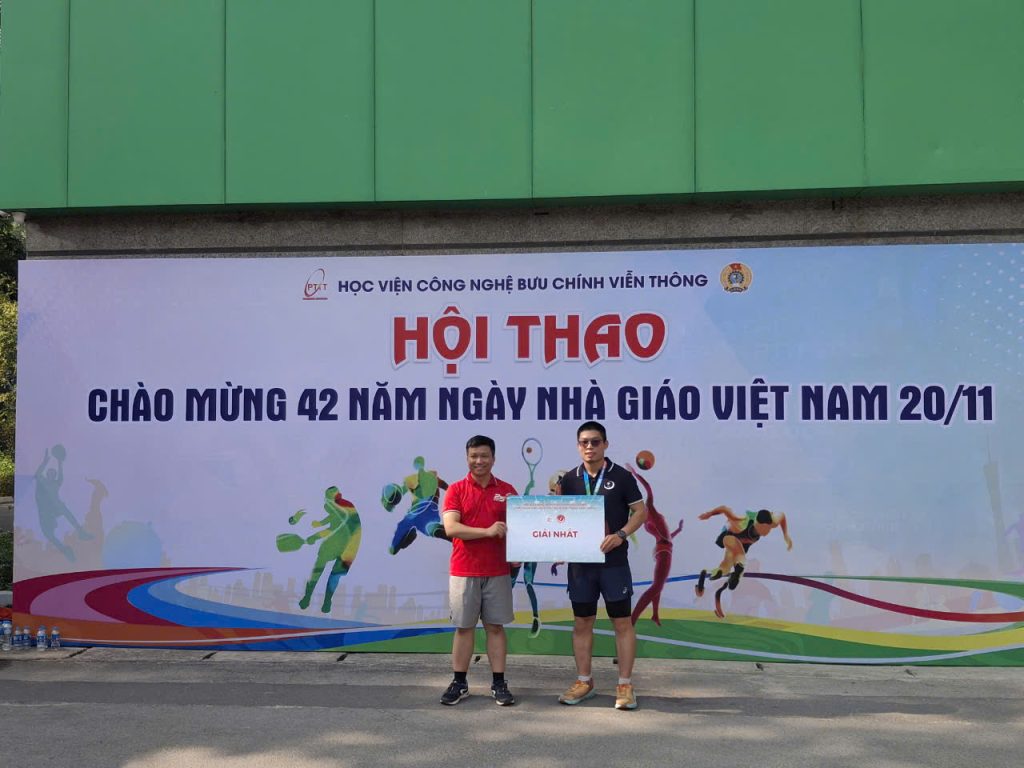 Thầy Vũ Quang Minh giành giải Nhất nội dung chạy bộ